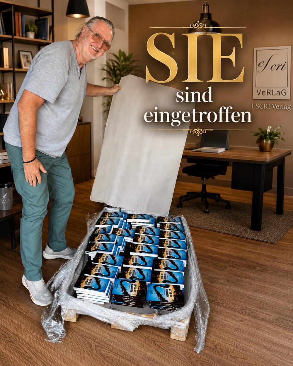 Georg Torres mit den eingetroffenen Büchern